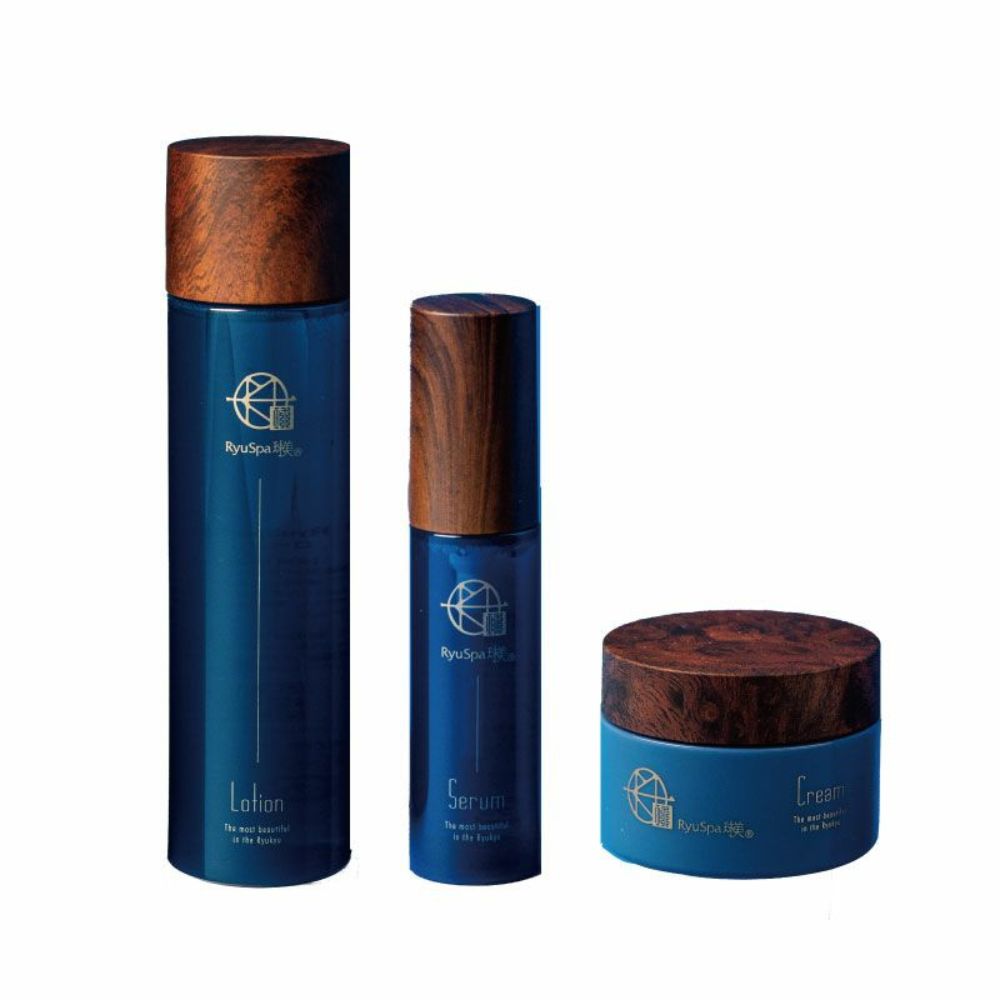 Das Ryu Spa Kumi -Set ist ein Set für die Altersfürsorge für Altershaut, die auf fermentierten Pflanzenextrakten, Probiotika, Kollagen und Ceramiden basiert.